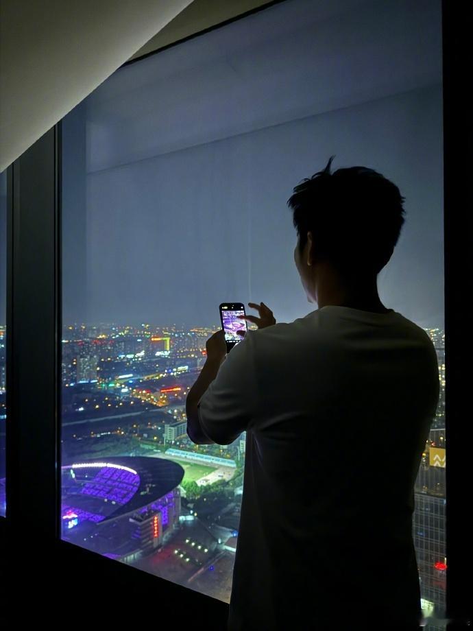 #李晨在云端看汪苏泷演唱会##汪苏泷李晨世纪互拍# 🎶云端之上，音乐无界！李晨