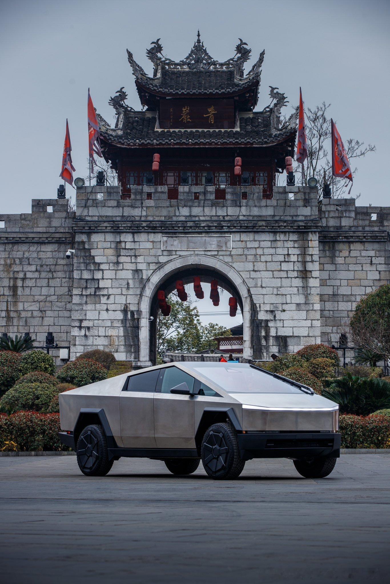 #特斯拉[超话]# $特斯拉(TSLA)$﻿ CyberTruck 在贵州青岩古