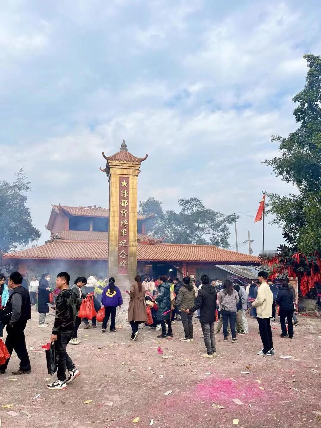 “再过一个星期，这个庙宇前一定是人群爆满！”一位香客这么说。

每年大年初一，很