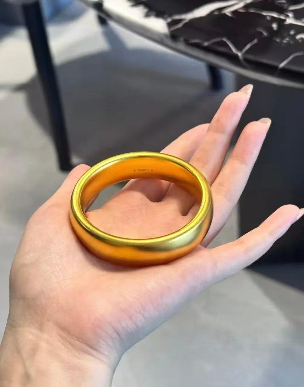 我表妹元旦结婚，

婆家给了一万元让她买个金手镯，

我说不用去金店买金镯子，最