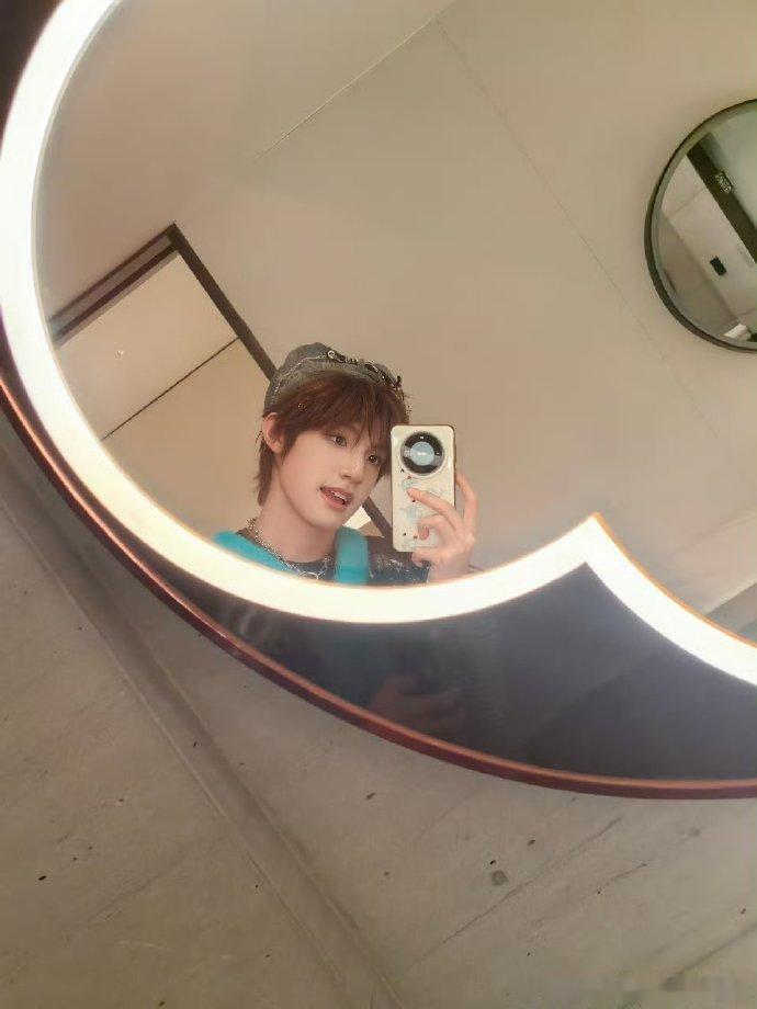 张泽禹 哥穿破布都是帅哥张泽禹没有不全开麦的义务 果然好看的人自带滤镜，张泽禹就