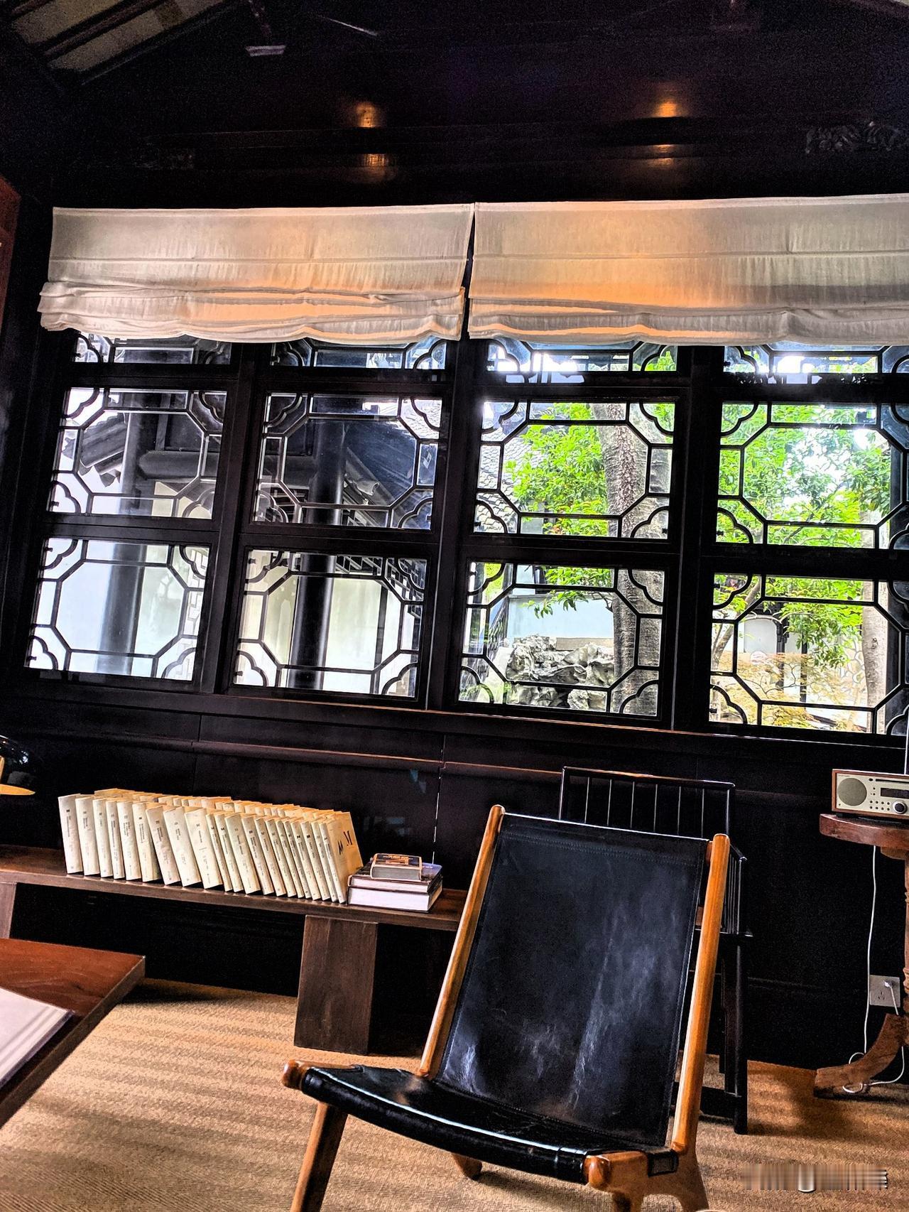 畅园桐华书屋处
静座听雨风声入
晒出你的本地生活雨滴轻敲着桐华书屋的窗棂，似在诉