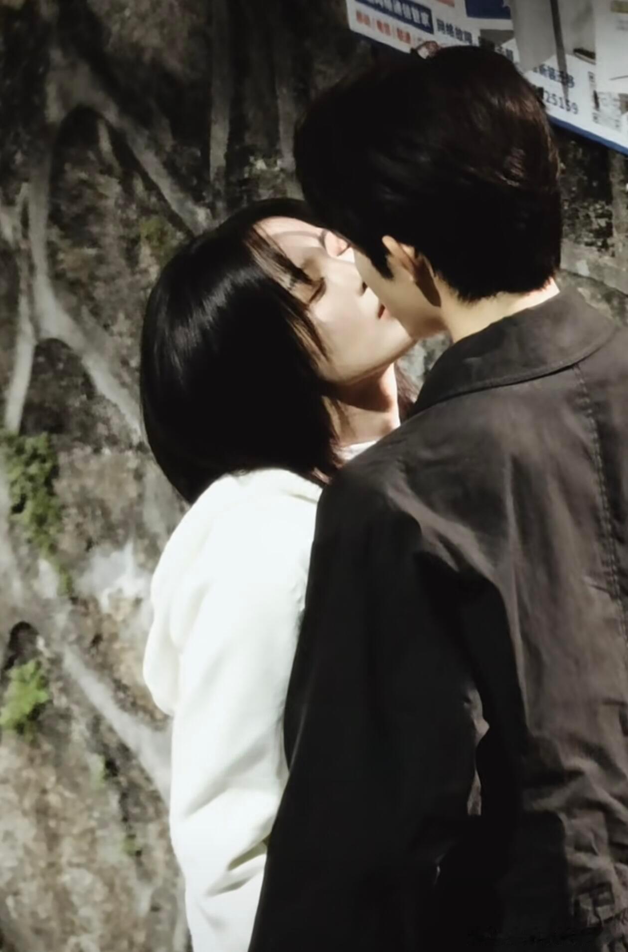 杨超越董思成《今天是太阳雨》首个吻戏路透 