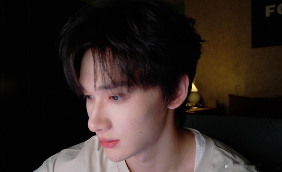 余宇涵520直播 520直播的余宇涵让我们看到了青春的活力，他亲切的互动和真诚的