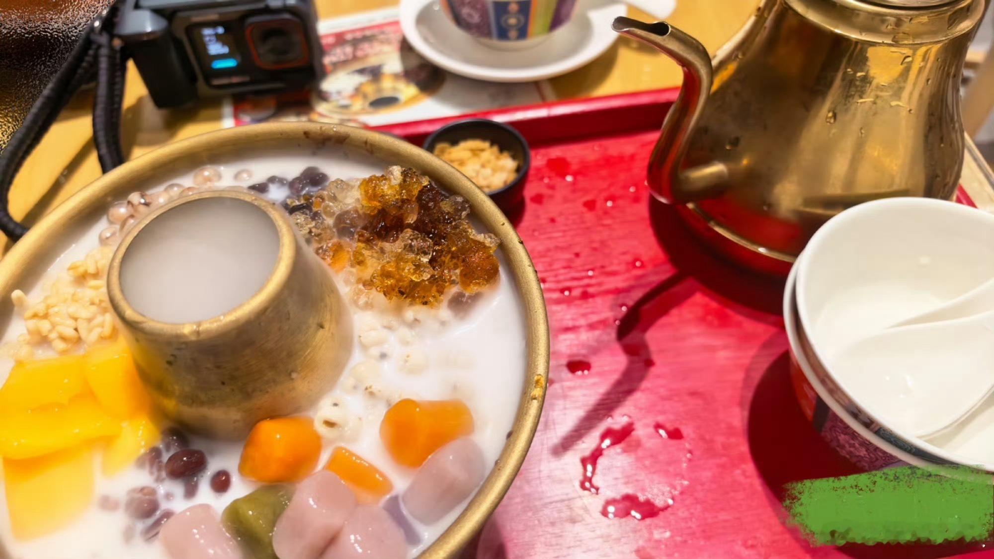 张泽禹发高会了 张泽禹在高会向粉丝报备“严肃抵达广州糖水”，还带着相机在录，休假
