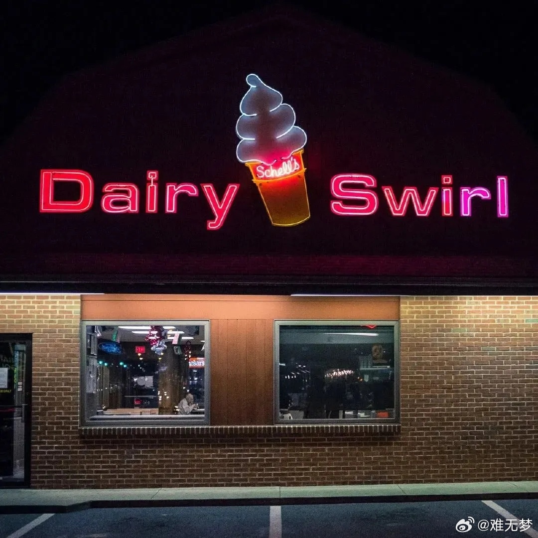 凌晨三点的朋友圈像急诊室，每条动态都是深夜挂的号，天亮前又自己默默删掉。 ​​​