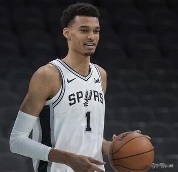 北京时间10月14日7:30，NBA季前赛热火队客场挑战马刺队！


热火队是一