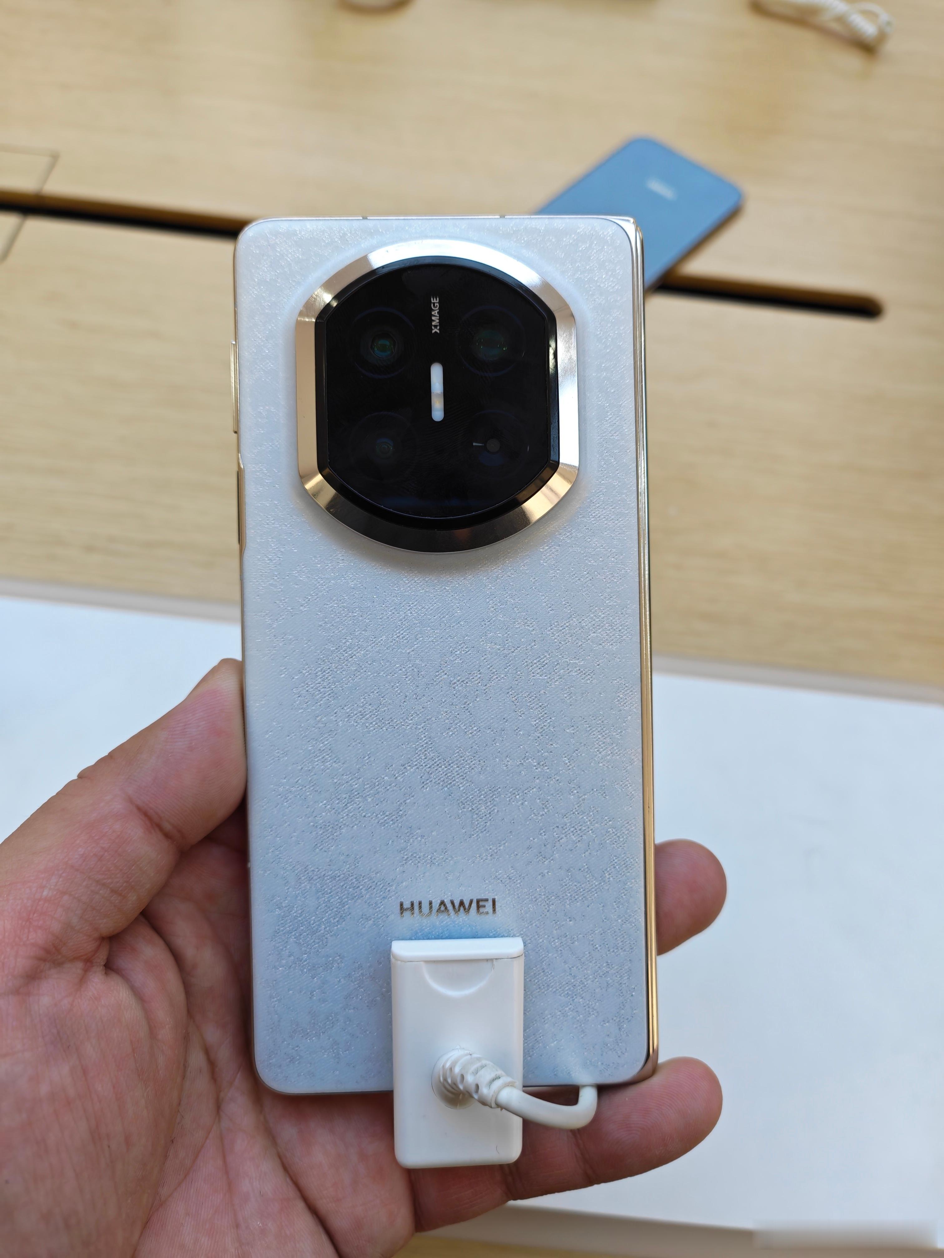 不愧是折叠屏的老大，华为Mate X7真是又轻薄又精致！