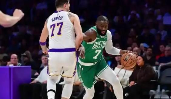 湖人遭遇惨败，不敌凯尔特人！东契奇正负值-21，全队最低！一旦裁判不给那么多罚球