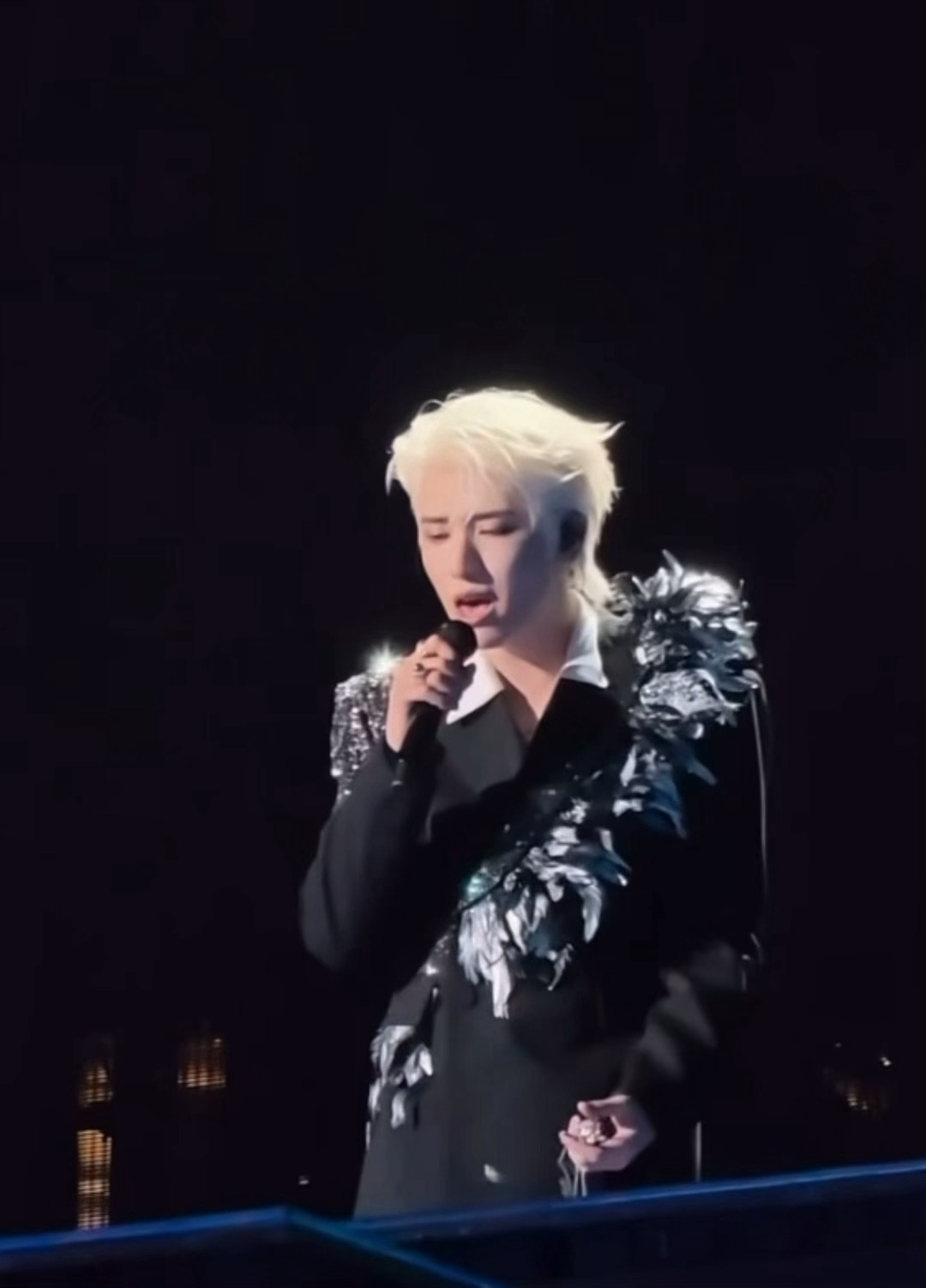 严浩翔 今晚时代少年团演唱会第二日Cold Blooded舞台造型，身穿独立设计