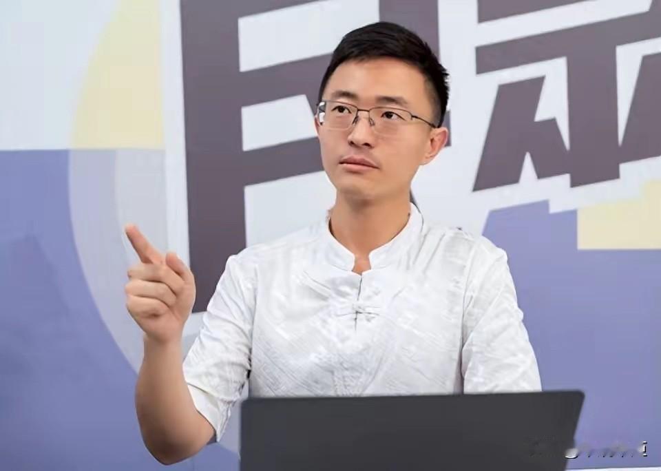 台北市议员侯汉廷今（15日）在脸书发文表示，今天日本战败81周年。昨日是空军节与