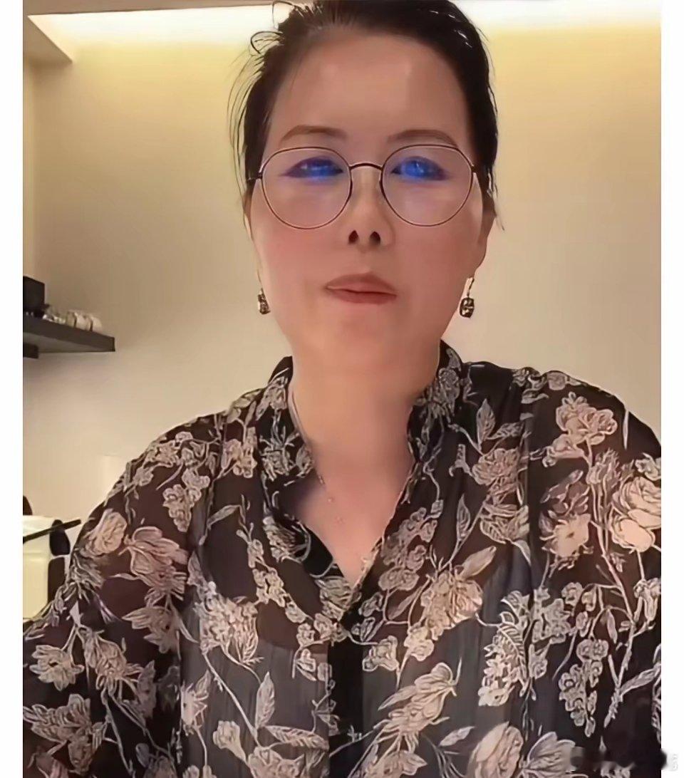 不要带节奏了，想念大S放在心里就行了。​小杨阿姨直播中怒怼黒粉：你要是真的喜欢大