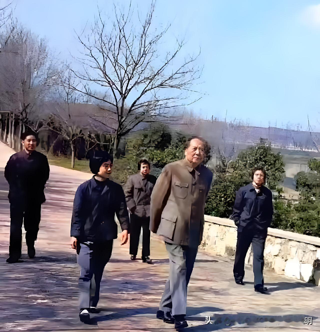 武汉东湖：毛主席看似闲庭信步心怀千家万户

【纪念毛主席逝世50周年专题图文（2