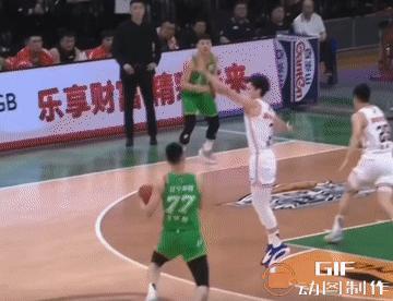 张镇麟脱胎换骨，晃飞小轩+隔扣篮下。不愧是男篮的希望啊！一洗亚洲杯前耻，用不一样