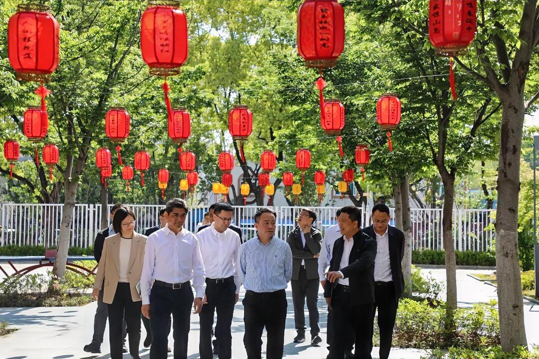 5月6日上午，江苏师范大学党委书记芮国强、副校长黄德志一行到昆山市实验中学调研指