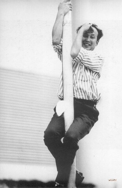 被相声界带跑偏的摄影大师牛群的作品
P1 郭达
P2 鞠萍
P3 葛优，葛存壮父