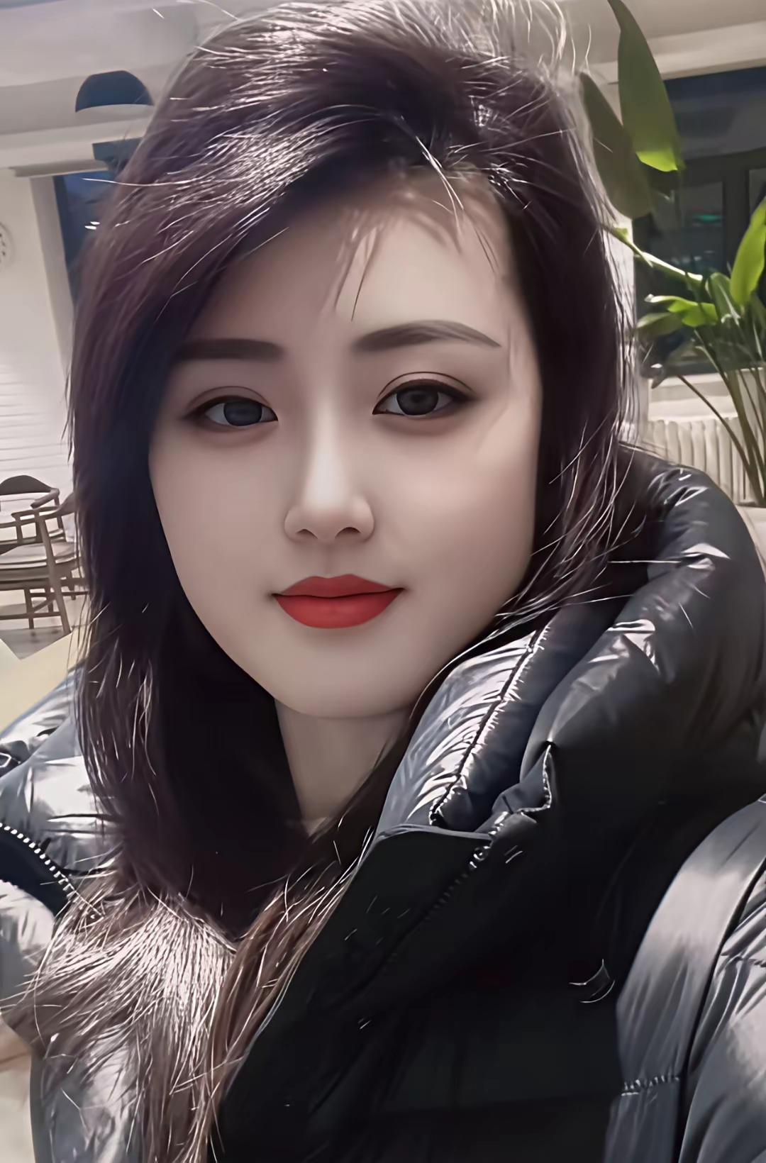 这姑娘穿的长款收腰羽绒服超赞，过膝长度保暖，收腰设计显瘦，既灵动俏皮又干净高级，