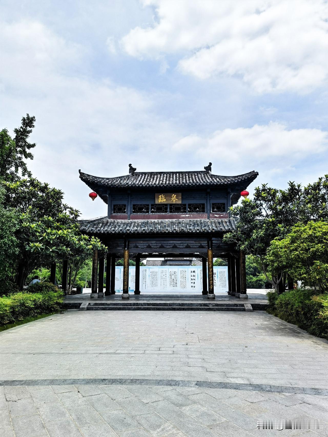 合欢花开，醉了遗爱湖。

在黄冈遗爱湖游玩，走到流光阁前的湖畔，几株合欢树正轰轰