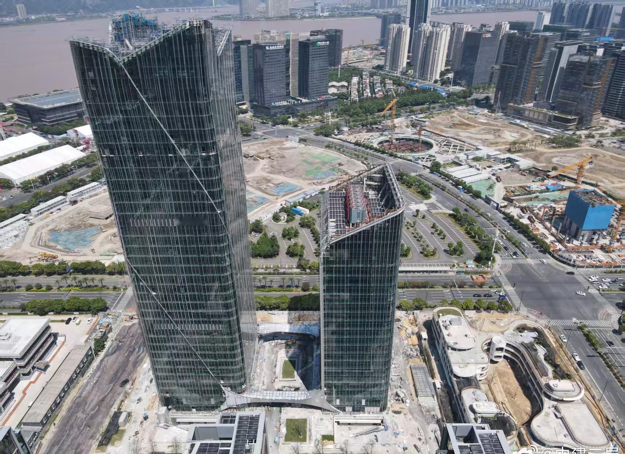 【打造五分钟生活圈，开启城市发展新篇章】近日，由中建二局三公司承建的温州市核心片