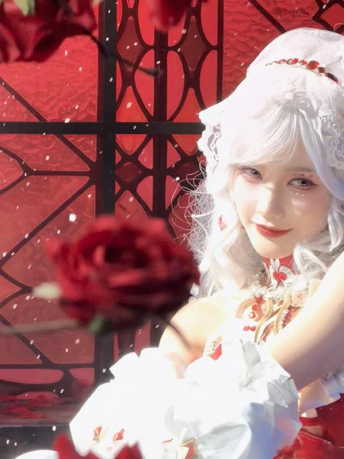 李一桐红白玫瑰 李一桐红白玫瑰造型真的好有氛围感，只能说李一桐完全洋娃娃吧，这张
