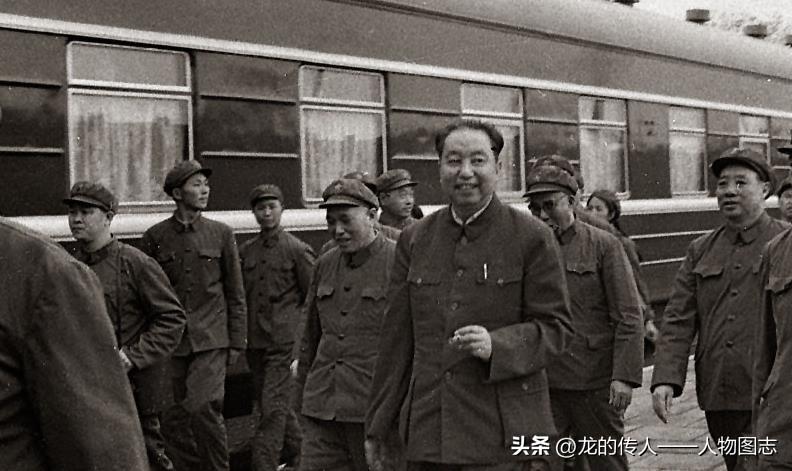 1977年4月，华国锋乘专列到河北唐山视察
