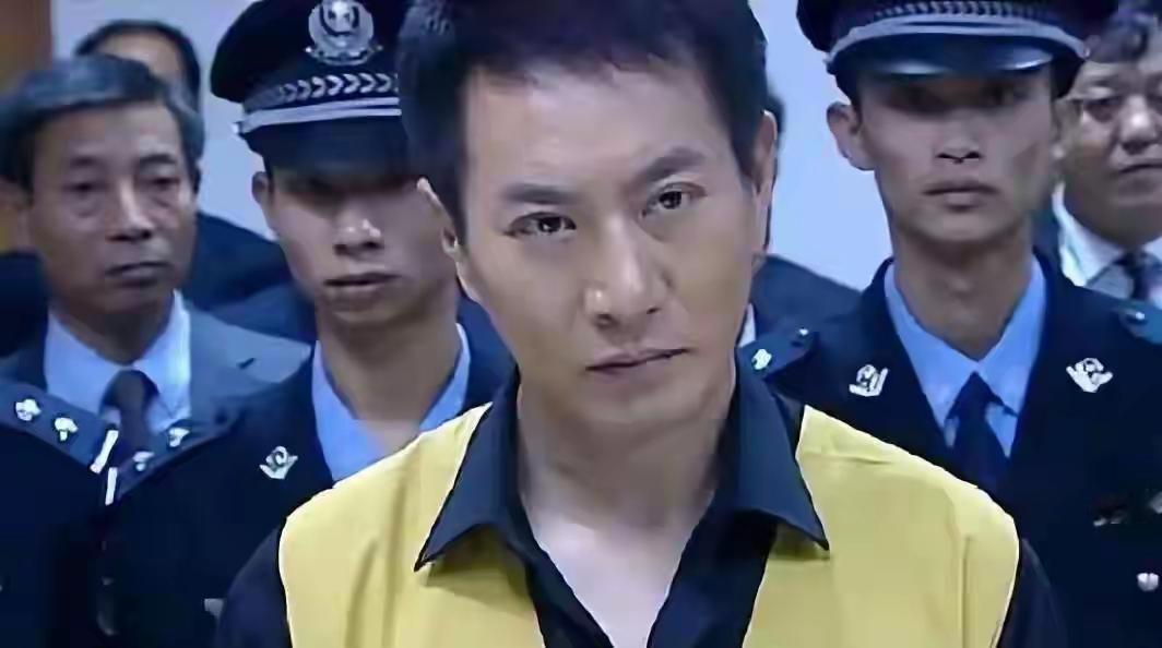 他是荧幕上的“坏人专业户”，凭《罪域》里的兆辉煌深入人心，演反派太逼真，连亲妈都