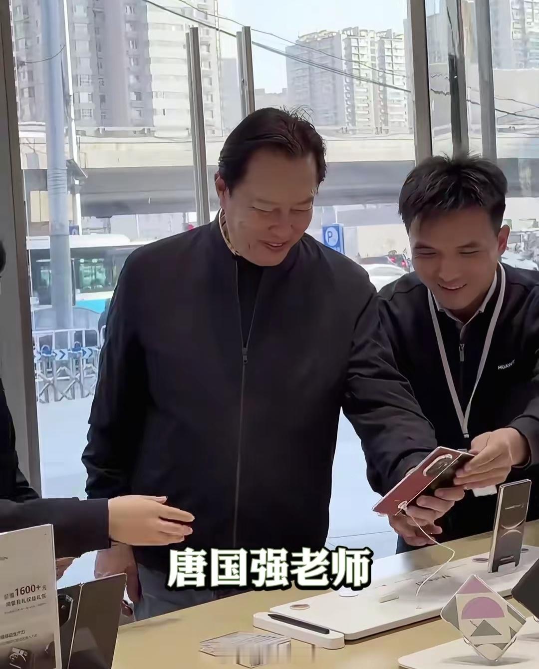 明星们在线下买华为Mate X7，个个都喜笑颜开 