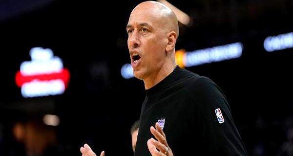 国王队就是不换帅，连22胜59负都没下课。
 

2024年12月，道格·克里斯