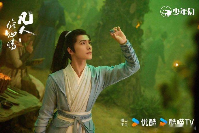 韩立走出神手谷发现外面都是雨 踏出谷的雨，浇醒了韩立。神手谷的厮杀远不及外界残酷
