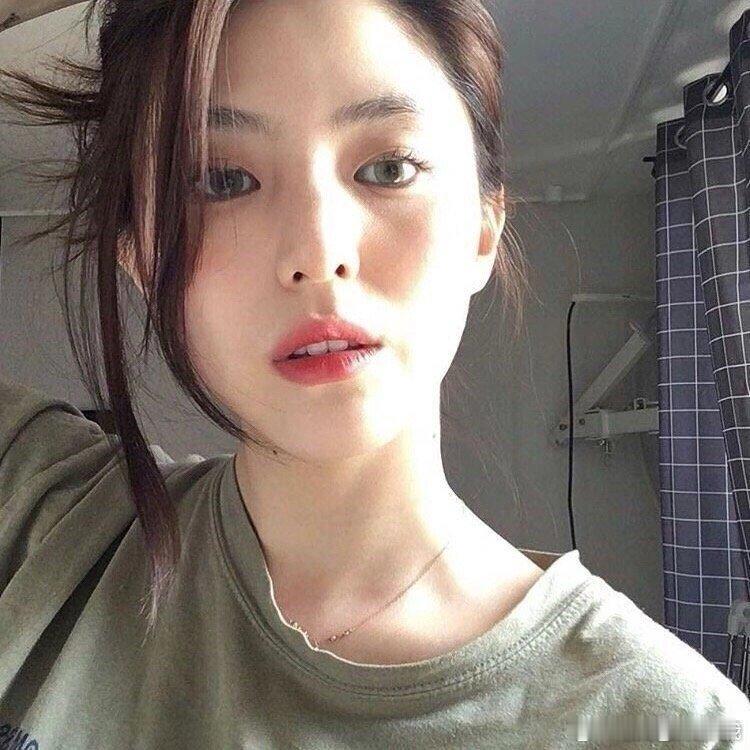 韩素希因为需要提供6000万的存款证明开始打工，从在服装品牌当平模到给RITZ拍