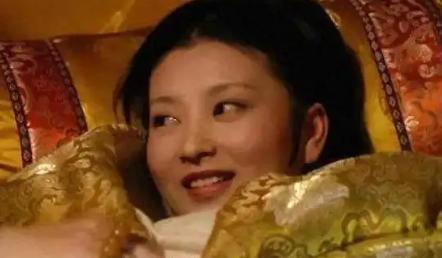 1729年，一个十几岁的姑娘被裹在被子里，由太监抬上了龙床。床上侧躺着的，是52
