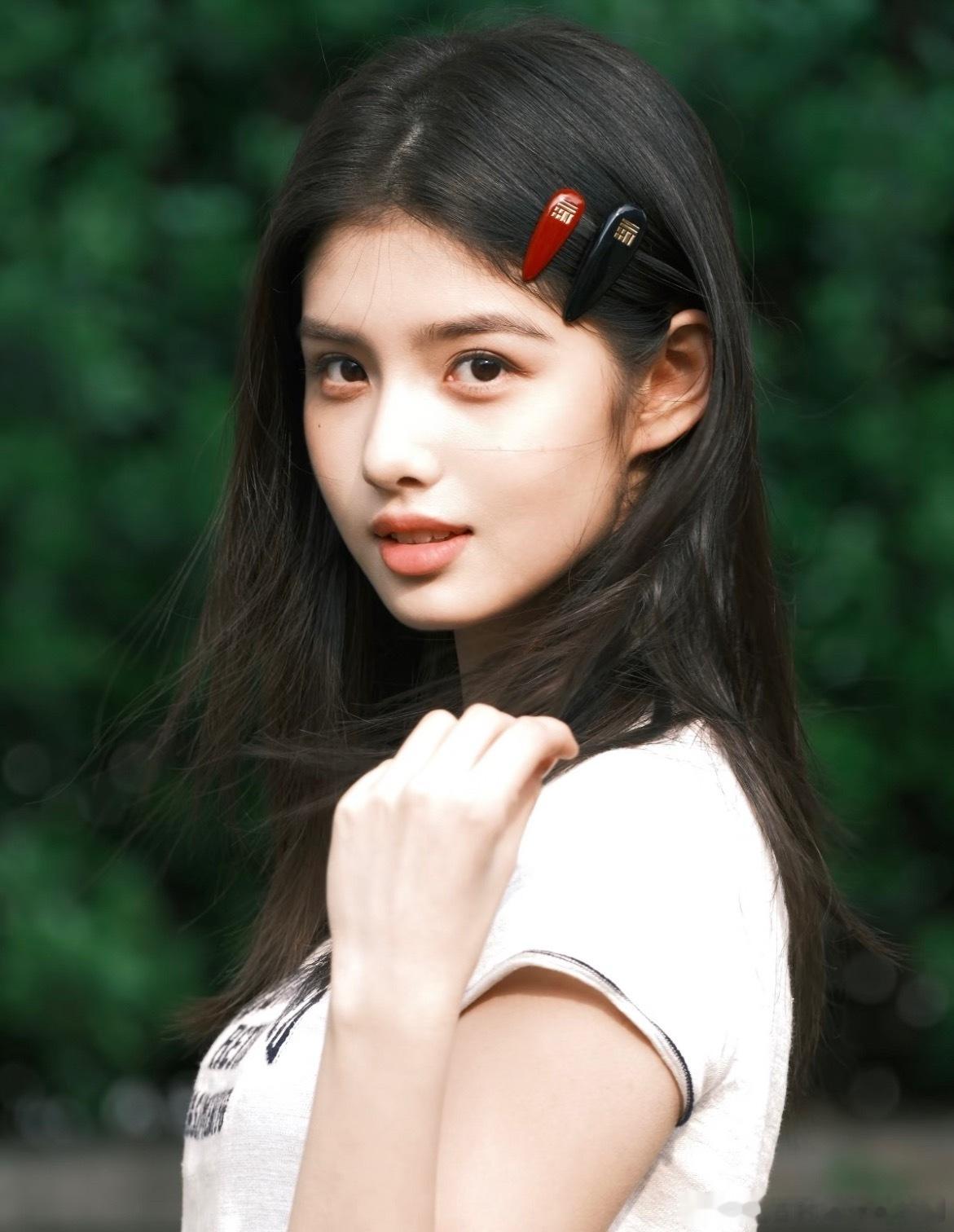 少女就是自带少女感原生少女感，是年龄独有的天赋～看17岁艾米在《雀骨》里的灵动，