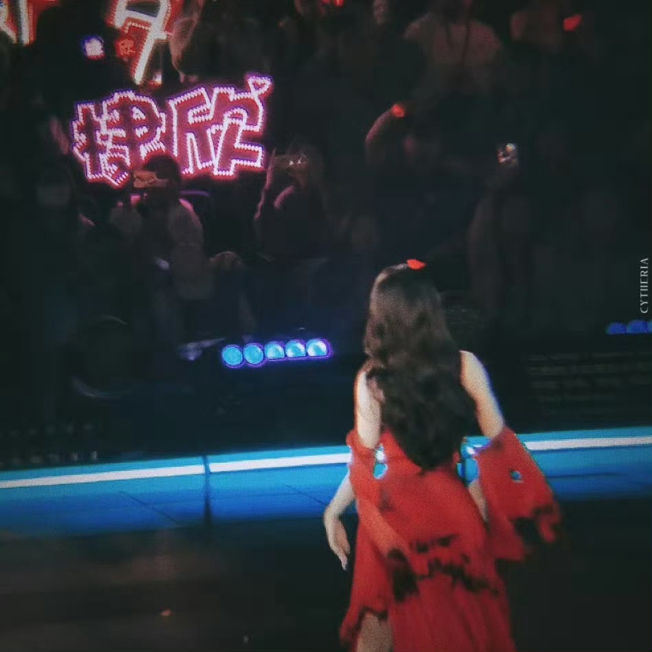 棣欣引力[超话]棣欣引力 那年今日 虞书欣演唱会好大的棣欣灯牌[老师爱你][老师