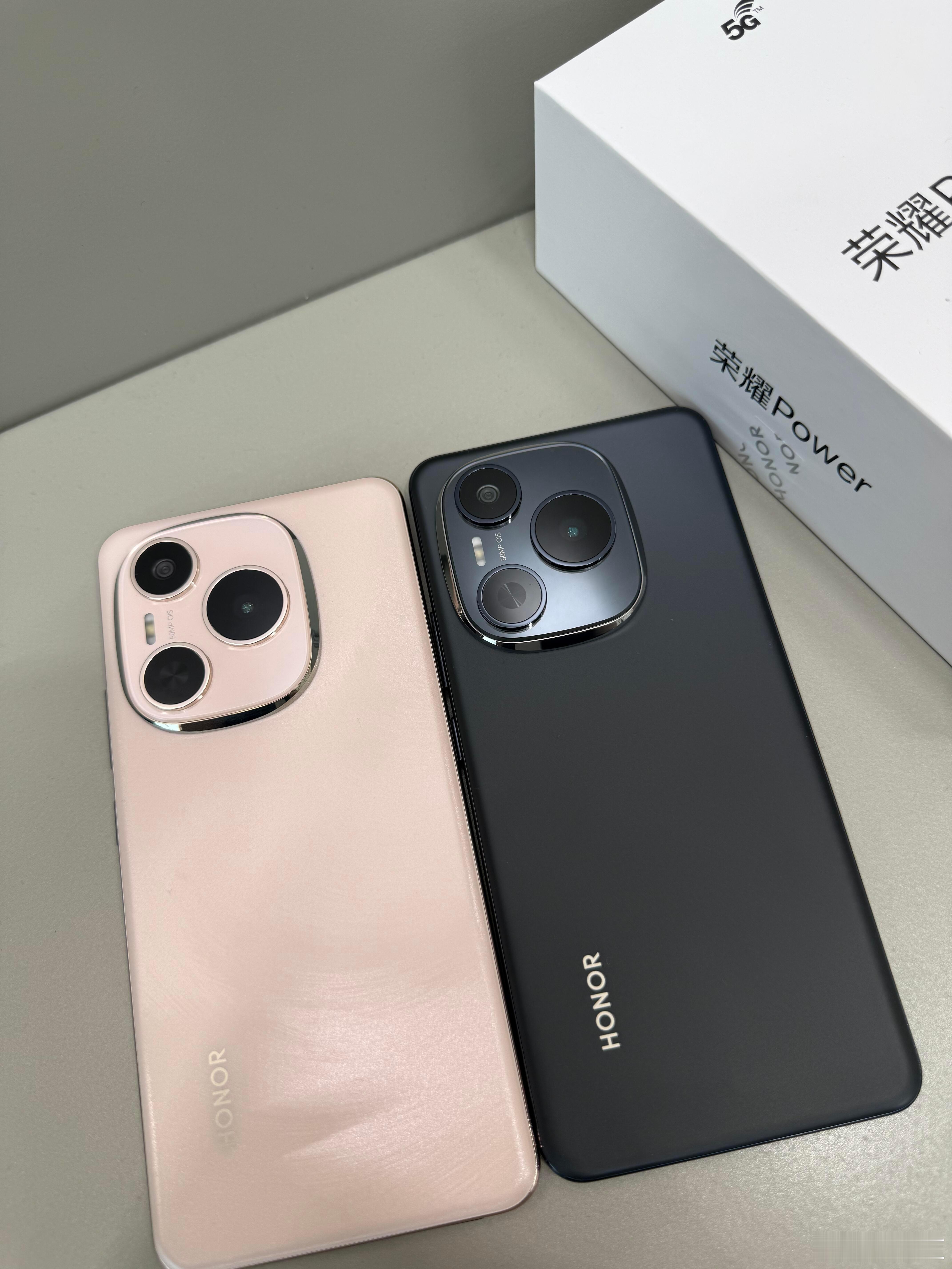 荣耀 Power 亮点 💡1.电池容量8000mAh，真的超级大，而且这么大的