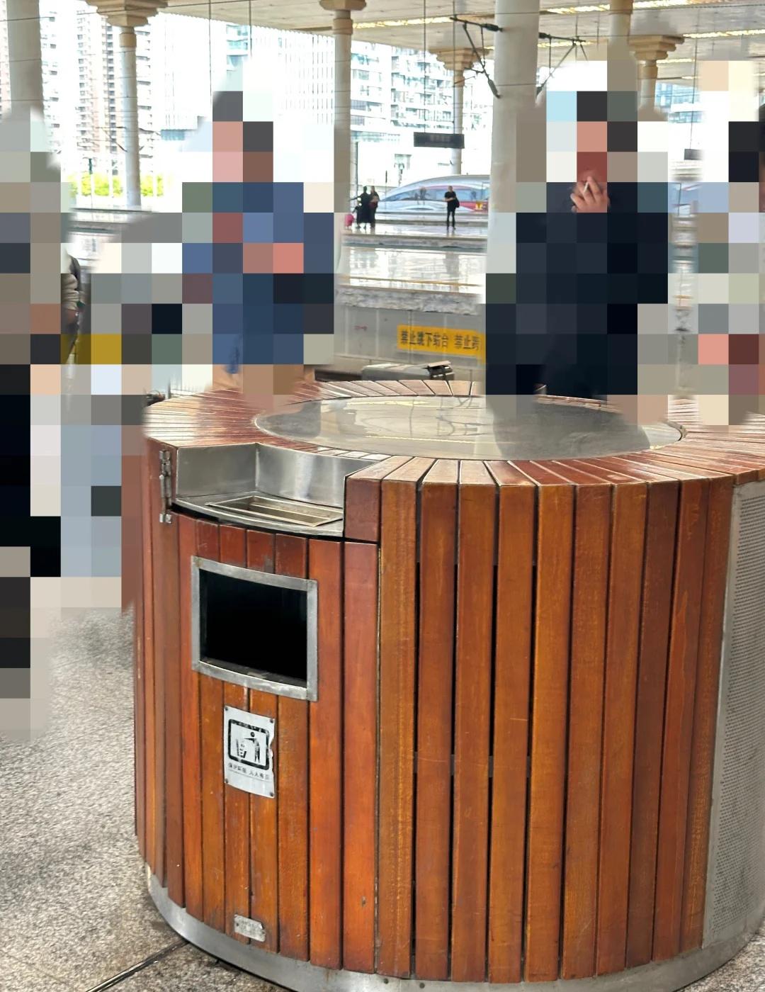 南京吸烟站台
南京南站好样的
一边播放站台禁止吸烟
一边为烟人行便
👍
南京