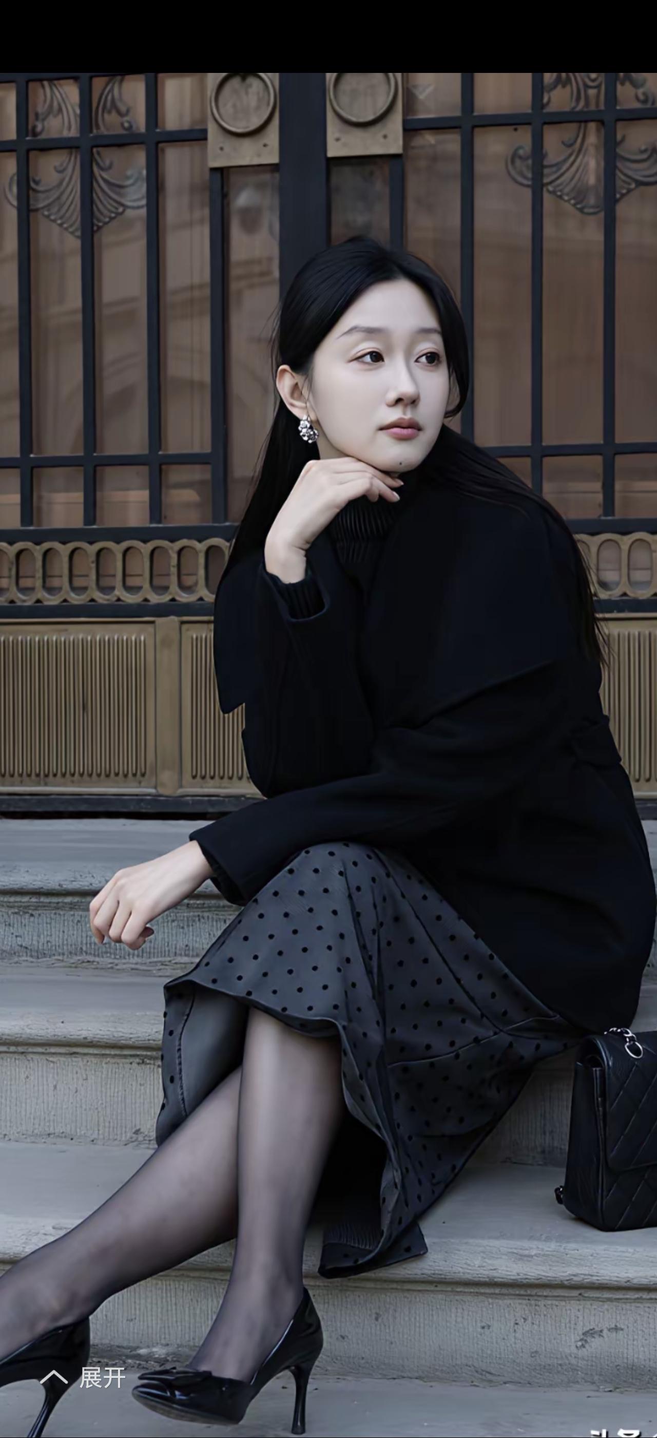 优雅黑裙，复古风韵，都市女郎的时尚日常。