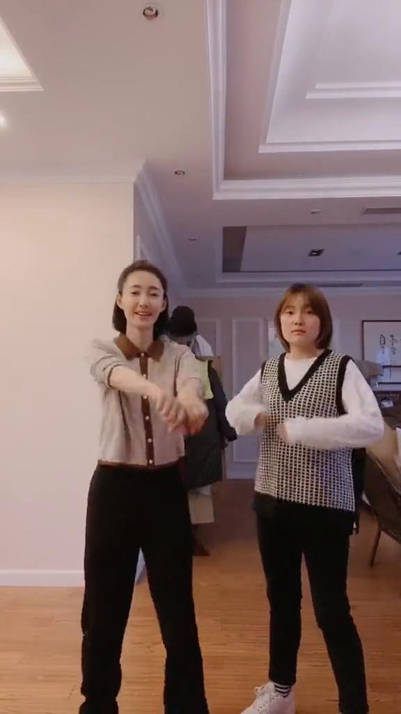 挺胸左放胯，挺胸右放胯，再来挺胸左放胯，挺胸右放胯加快，胸。