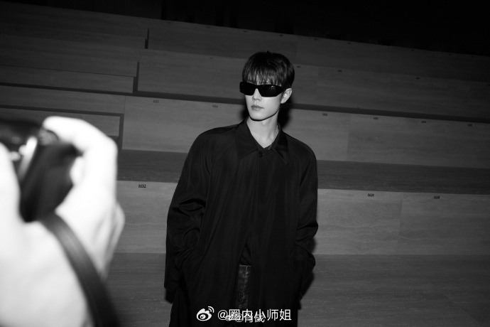 肖战晒墨镜照，顺毛配墨镜这个造型真的帅得要命啊，巨星再次闪耀米兰！