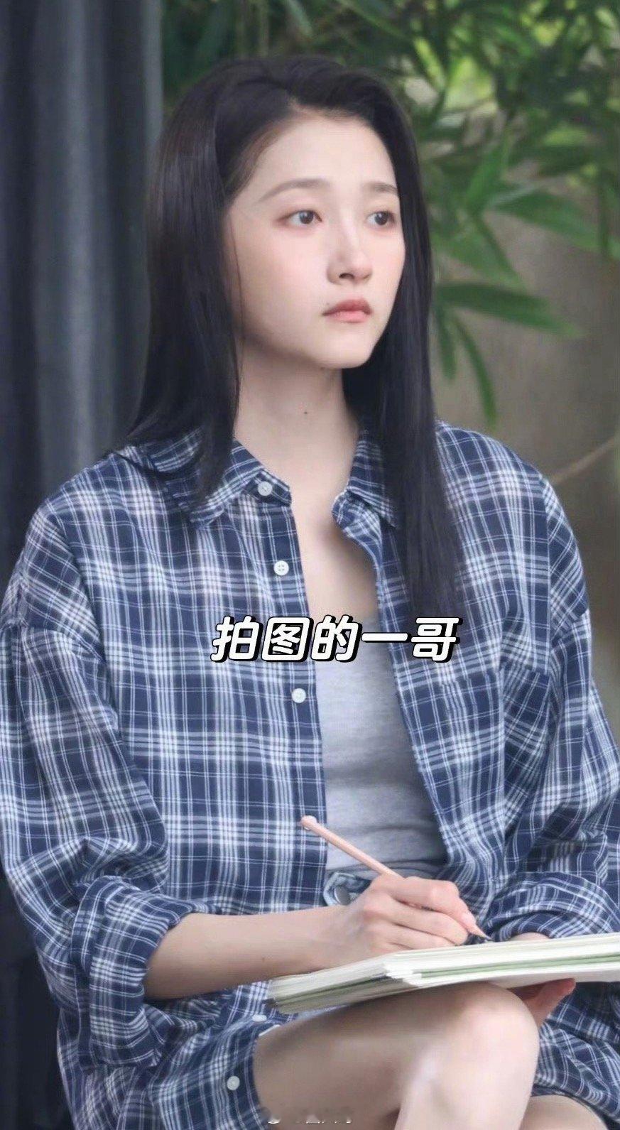 关晓彤红掌画家造型 关晓彤红掌公园写生造型路透 啊啊啊啊啊啊，一整个被关晓彤吸引
