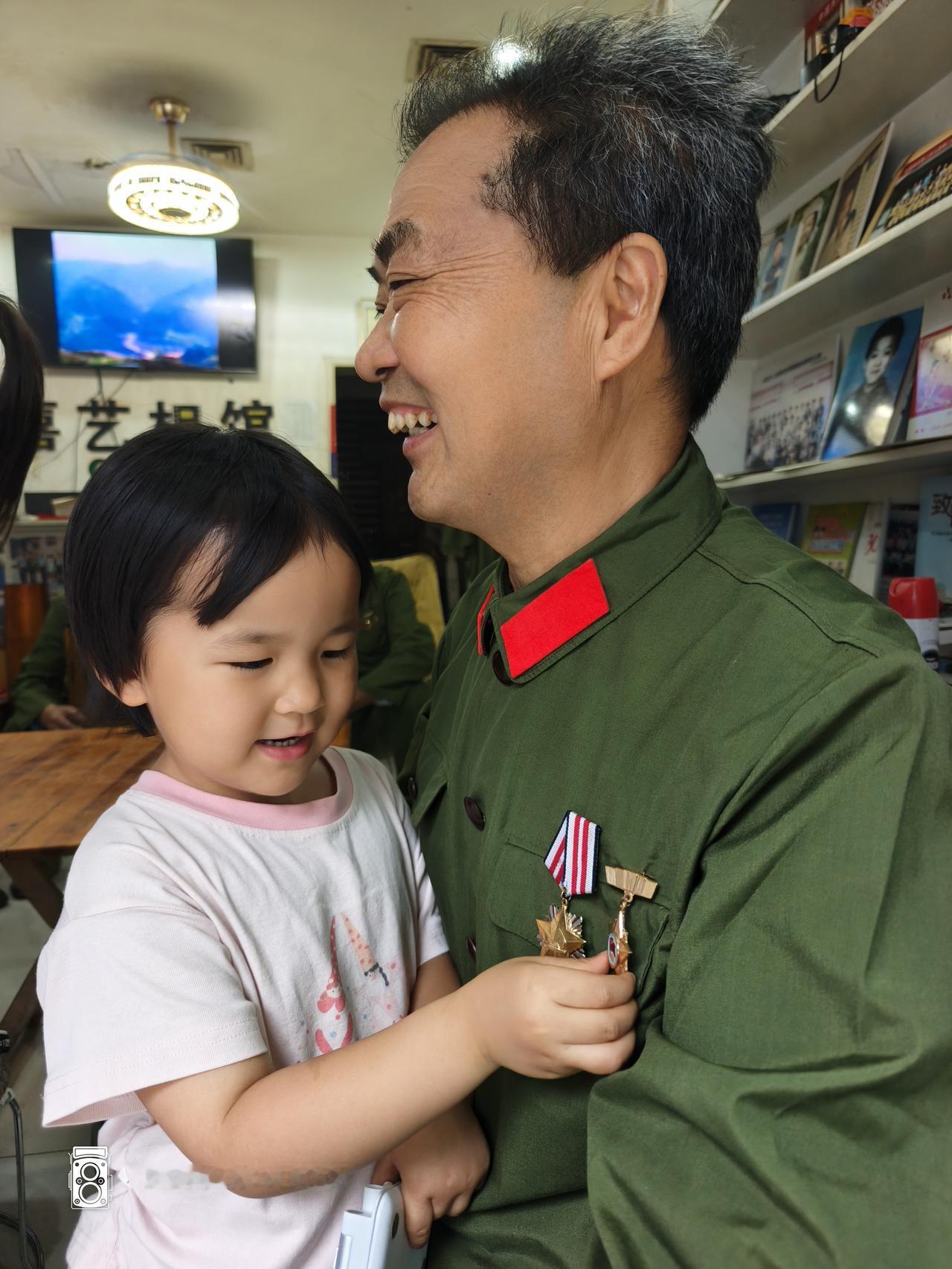 幼儿眼中英雄胸前的勋章🎖（图片来源：麻栗坡老山爱心志愿者朱效悯）