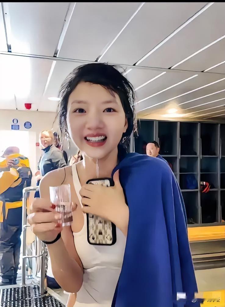 嘴上喊着害怕，身体很诚实地跳了！任敏生理期在南极冰海冬游，医生看了都摇头。

2