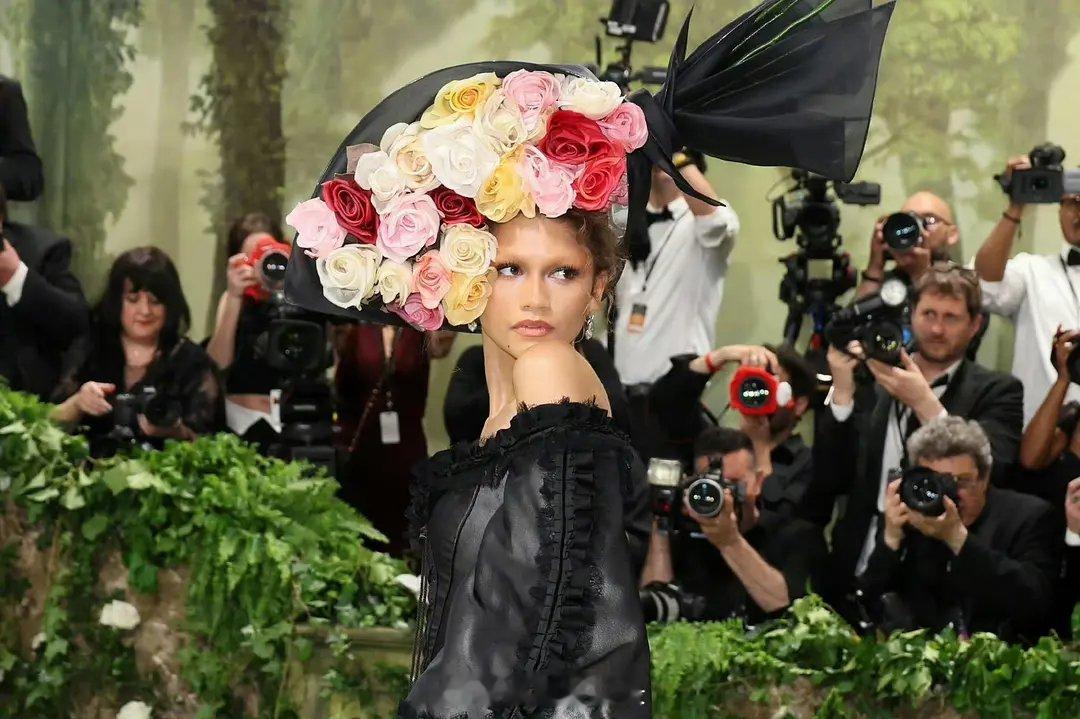 赞达亚的人生简直开挂，多少人挤破头都想参加的Met Gala，她却随性随心，想去