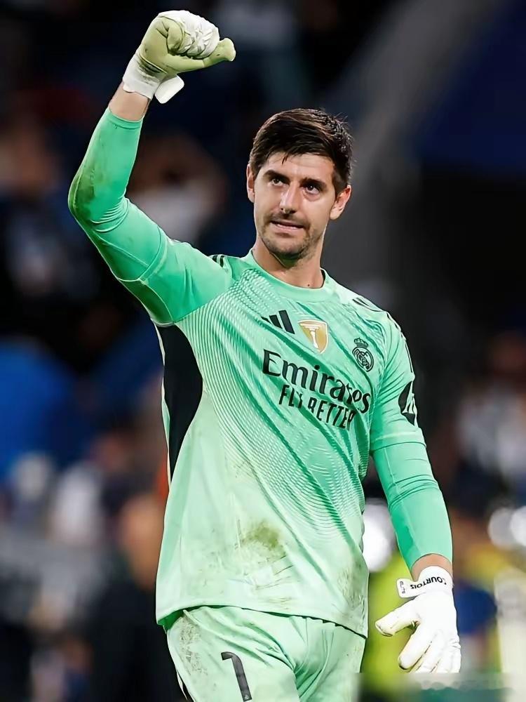 生活手记世界级门将，皇马内部现在连他的身体都不敢信了。库尔图瓦34岁，膝盖、背部
