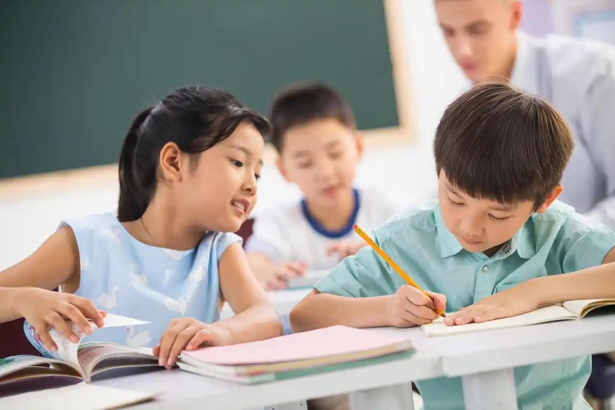 老师该如何管教调皮学生 每个班总有几个调皮学生，让老师头疼不已。其实，管教调皮学