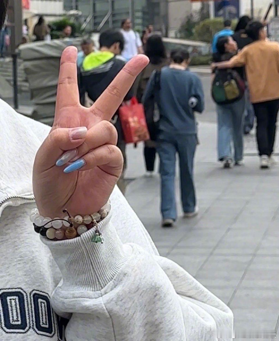 偶遇陈奕恒和妈妈逛商场陈奕恒落地重庆开启假期，被网友偶遇和妈妈一起逛商场，母子相