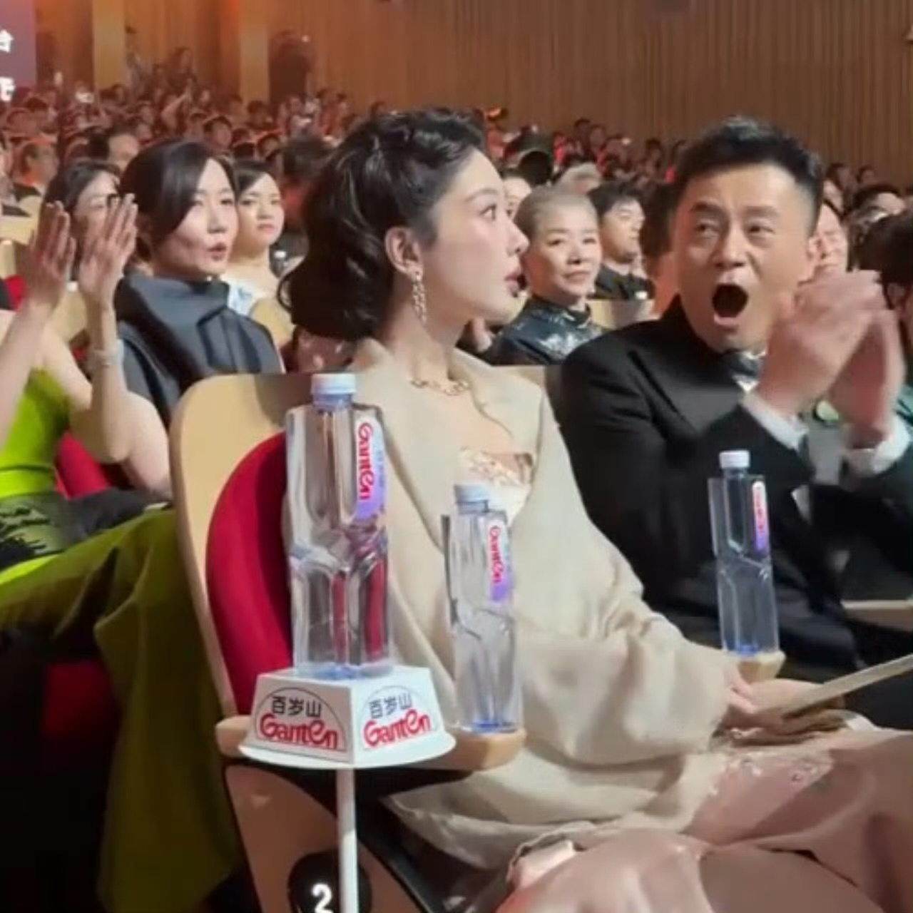 这里我快被李雪导演笑飞了 杨紫：懵逼中！（不敢置信真的拿奖了）导演：好好好！（比