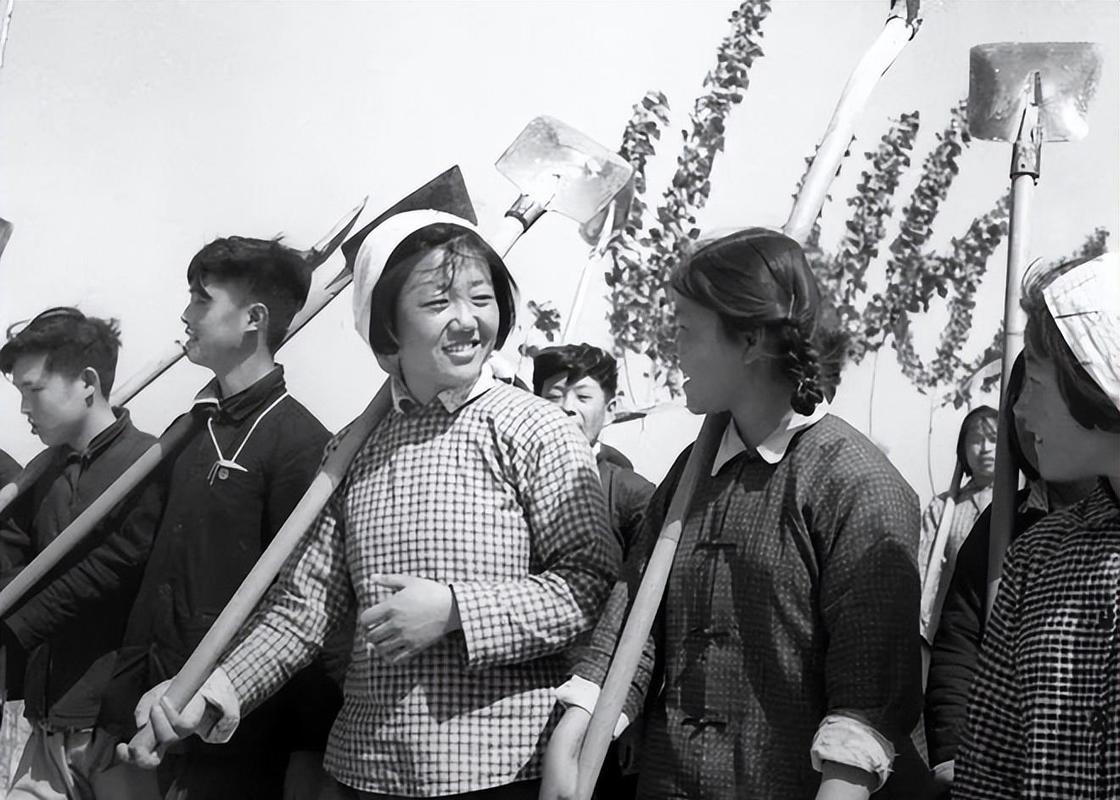 她29岁当选中央委员，37岁任河北省委书记，41岁却降为县委副书记！

1966