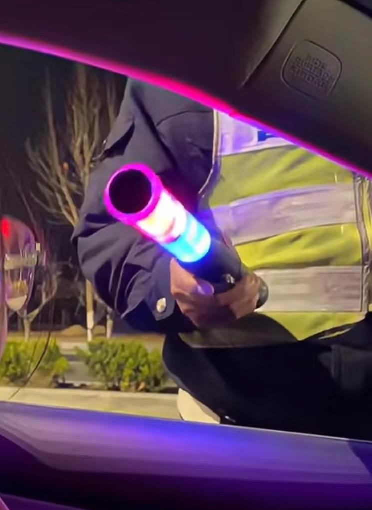 今天算是开眼了
亲眼看到
俩口子吵架吵急眼了
女方直接一个电话举报老公酒驾
看完