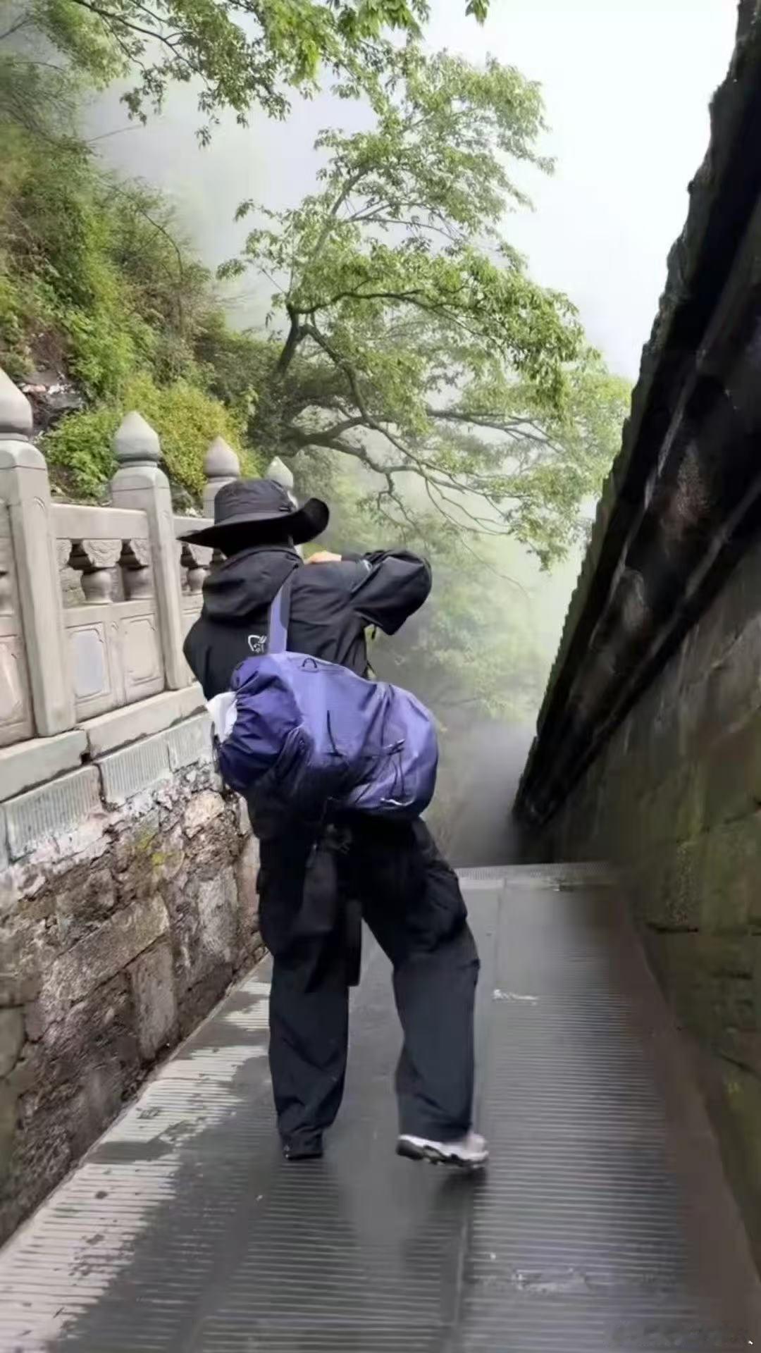 武当山偶遇王星越武当山偶遇王星越，还问他要了微信！武当山偶遇王星越还要了微信