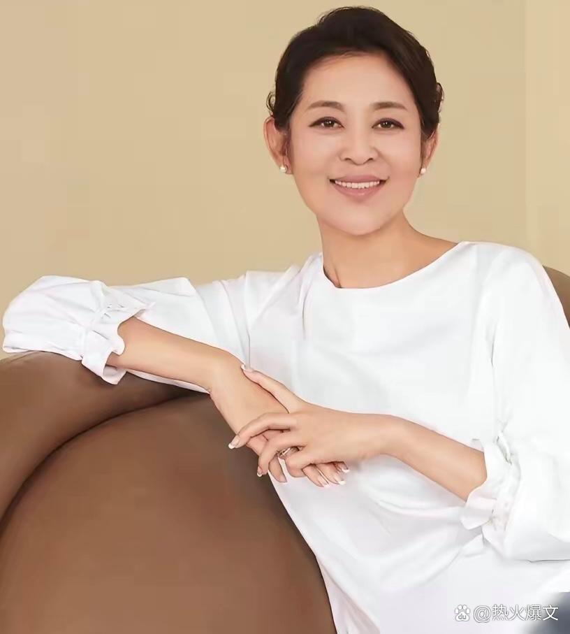 倪萍在浪姐直播里连说了三遍“我错了”。
67岁的人了，对着镜头认错。
她本来想救